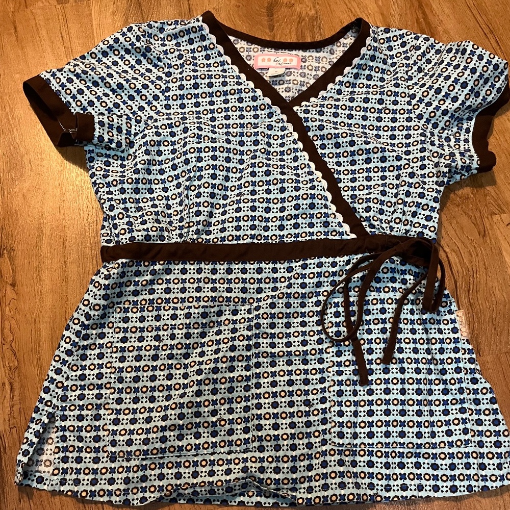 XS Koi cotton brown yellow and blue scrub top